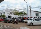 Mercedes: Mas de 12 horas de fila bajo la lluvia por un lugar en la Escuela 