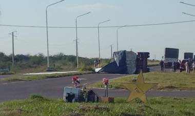 Mercedes : Volcó un camión que transportaba fertilizante 