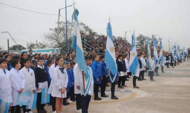 En el dia de la Bandera Nacional , Mercedes se vistio de celeste y blanca