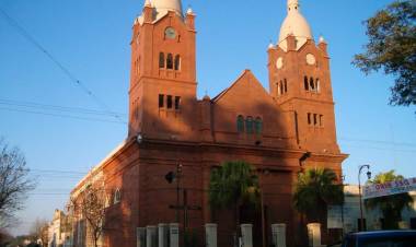 Comenzaron reconstrucción de la iglesia que data de 1881 en Mercedes