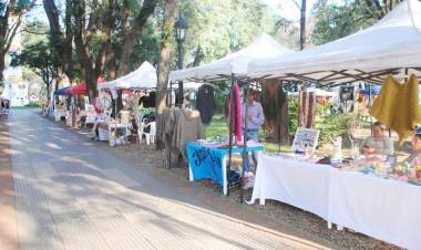 Plaza 25 de mayo : Nueva edición  del paseo  de los  Artesanos y Emprendedores