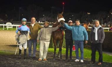 Turf :  Un Mercedeño ganó con su yegua en Palermo