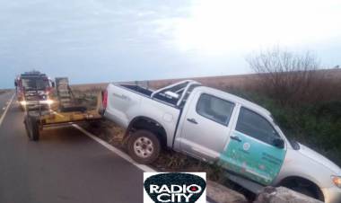 Camioneta oficial colgada en el Puente Arroyo Sarandí