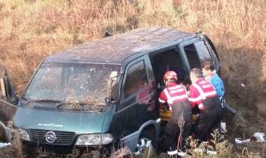 Ruta 119 : Bomberos de Mercedes y Curuzú trabajaron en un despiste de una combi