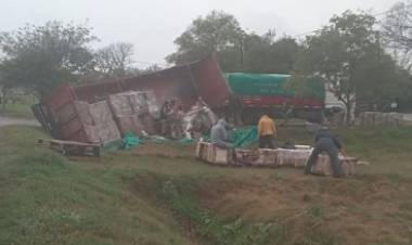 Mercedes : Vuelco de un acoplado en la Avenida  Moyo Díaz Inurritegui.