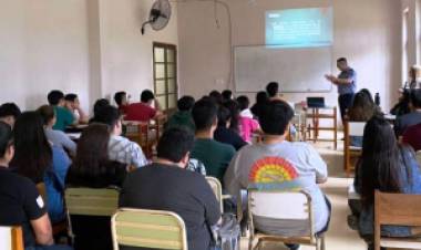ISFD : El Licenciado Pablo Castillo brindó una importante charla 