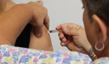 Quiénes deben recibir la vacuna antigripal y refuerzos por Covid-19