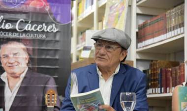Julio Cáceres presentó su libro de sonetos