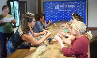 Mercedes : Taller De Cesteria En Palma Y Espartillo Dictado En La Fundación "Manos Correntinas"