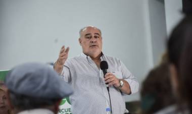 En campaña, Colombi apuesta todo al voto en localidades
