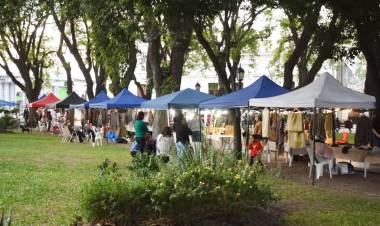 Mercedes : Paseo de Feriantes en el domingo de Pascuas en plaza 25 de Mayo
