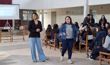 Mercedes : Charla sobre Comunicación Asertiva en el Colegio del Barrio Comunicaciones 