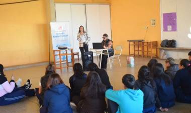 Mercedes : Charla Sobre Prevención Del Suicidio En El Colegio "Arturo Illia"