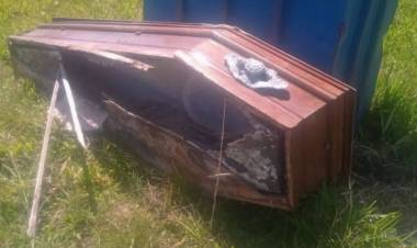 En Mercedes la municipalidad aclaró por qué apareció un ataúd abandonado a cielo abierto