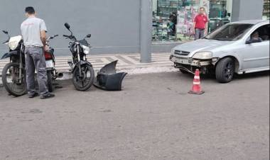 Un automóvil chocó varias motos estacionadas en una esquina céntrica de Mercedes