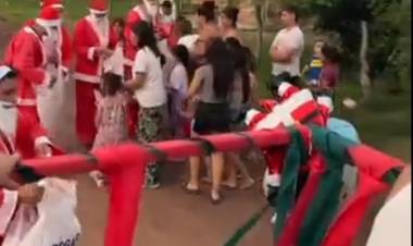 Éxito total de la recorrida de Papá Noel en Mercedes: entregaron más de mil regalos