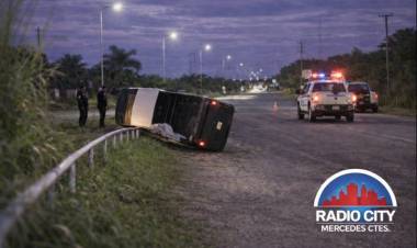 Una camioneta despistó y volcó en una curva del acceso este de Mercedes
