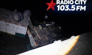 Tragedia en el puente del río Miriñay: un camión cayó al agua y el conductor murió