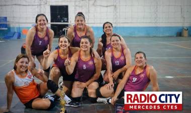 Mercedes se consagró campeón en torneo de vóleibol en Paso de los Libres