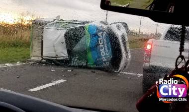Fuerte impacto en Mercedes: volcó un patrullero que regresaba de la ciudad por Ruta 123