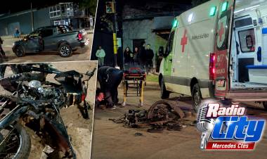 Mercedes: Violento choque entre una moto y una camioneta dejó dos heridos de gravedad
