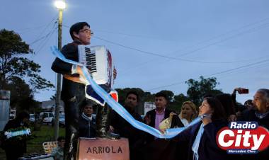 Mercedes homenajeó a Hugo Miguel Arriola con música, emoción y un monumento a su legado.