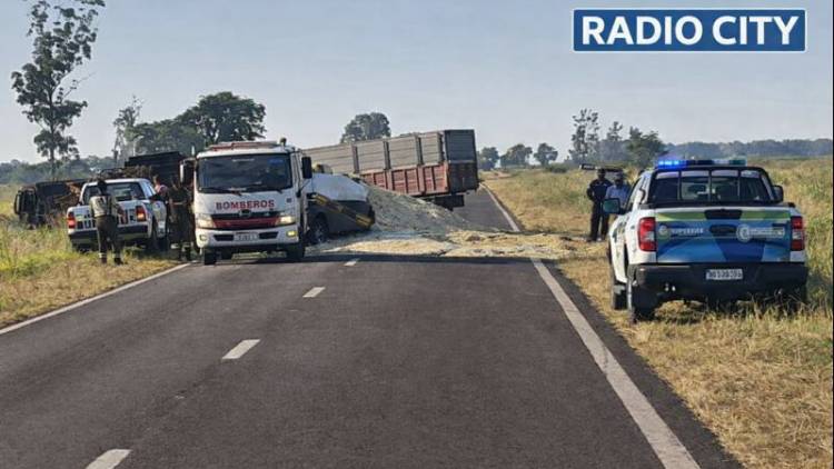 Vuelco de camión en Mercedes: solo daños materiales en Ruta 123