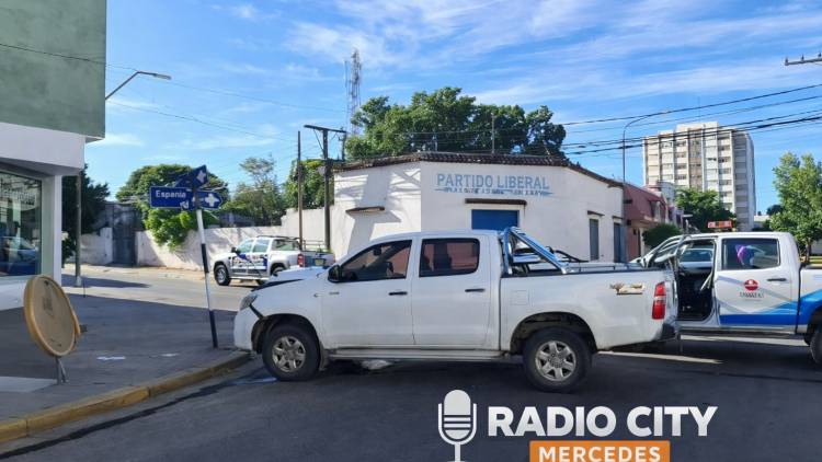 Mercedes: violento choque en pleno centro dejó importantes daños materiales