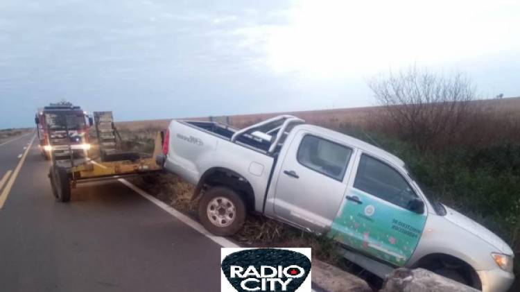 Camioneta oficial colgada en el Puente Arroyo Sarandí