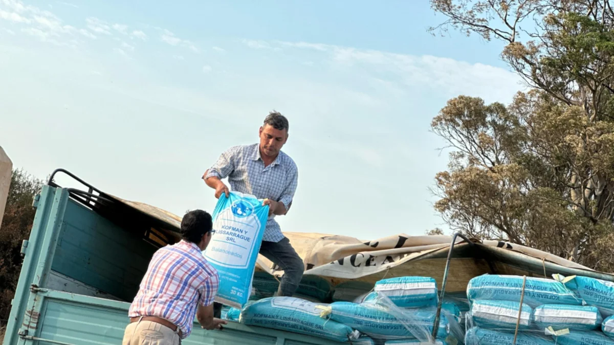 Entrega de insumos a productores afectados por los incendios