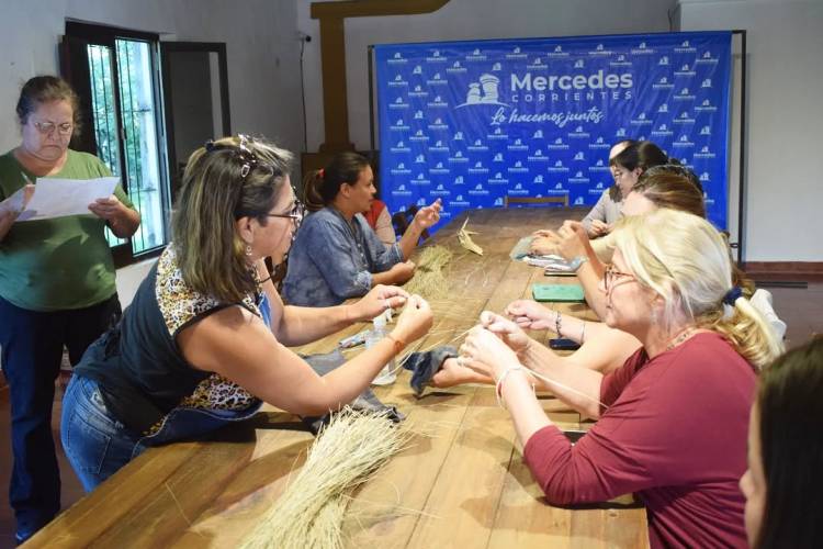 Mercedes : Taller De Cesteria En Palma Y Espartillo Dictado En La Fundación "Manos Correntinas"
