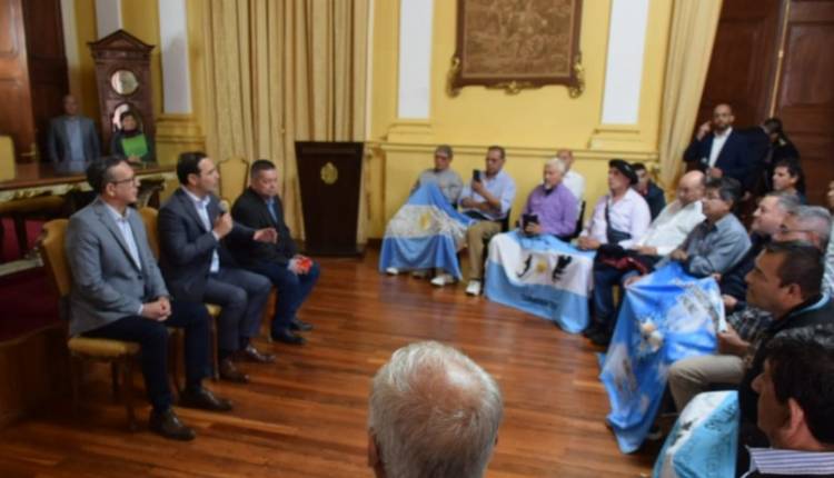 Valdés recibió a los mercedeños  Luciano Pintos y Enrique Quiroz en su regreso de Malvinas