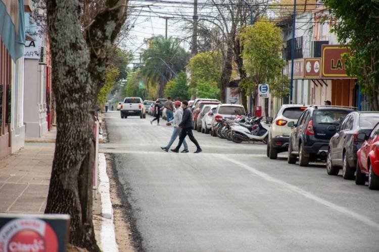 Valdés apuesta a ganador: Acordó con Juana Gauto 50 cuadras de asfalto