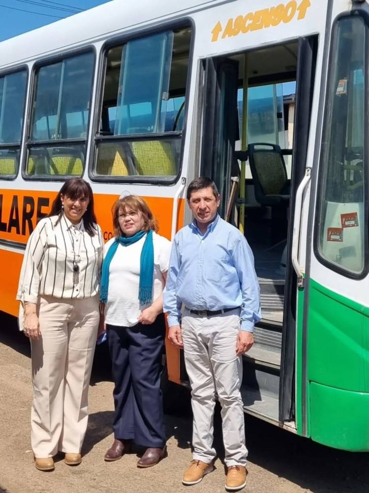 Mercedes : El Colegio Secundario del Paraje Boquerón recibió un colectivo 