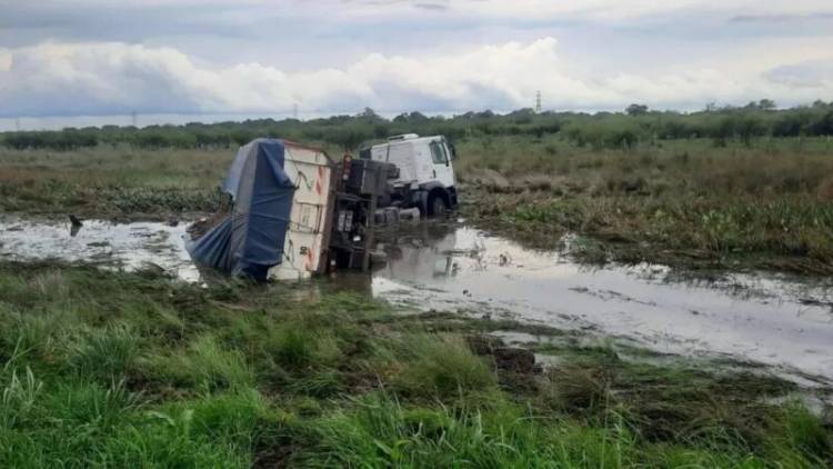  Un camión de Mercedes  despistó y volcó sobre la Ruta 12