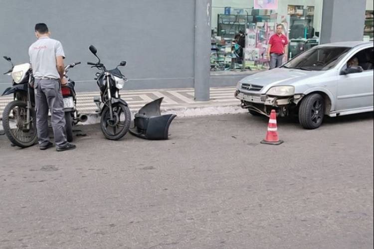 Un automóvil chocó varias motos estacionadas en una esquina céntrica de Mercedes