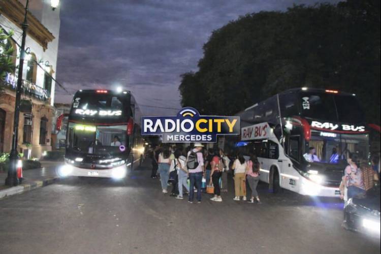 Mercedes : Segunda tanda de egresados partió rumbo a las Cataratas del Iguazú