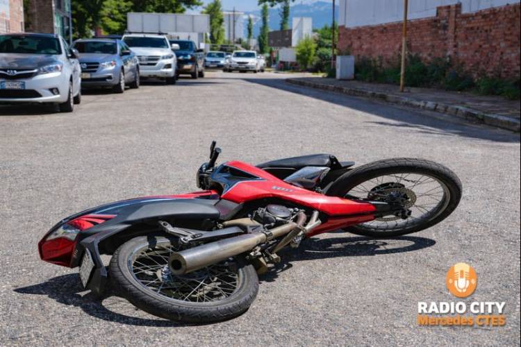 Mercedes : Una mujer resultó lesionada tras caer de su motocicleta en calle Rivadavia