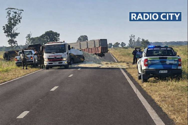 Vuelco de camión en Mercedes: solo daños materiales en Ruta 123