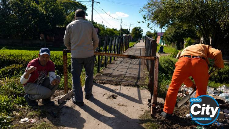 MERCEDES: colocaron una barrera en un puente del B° Noroeste y vuelve el debate por la falta de cuidado vecinal