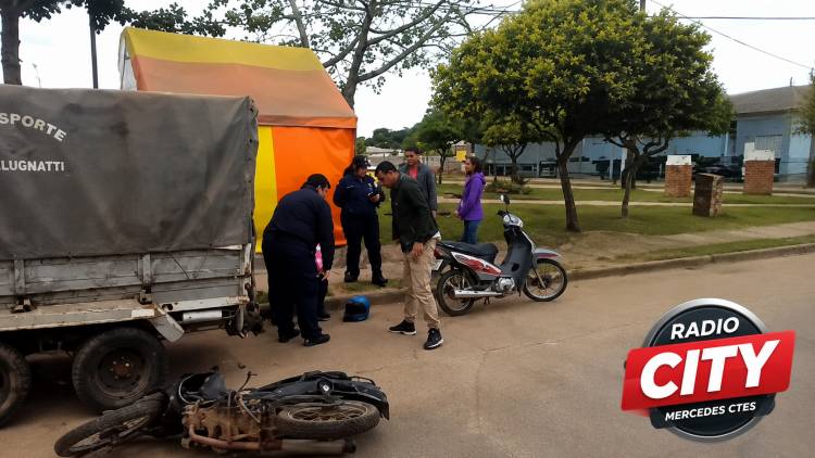 Mercedes: una mujer terminó hospitalizada tras un choque entre motos en avenida San Martín